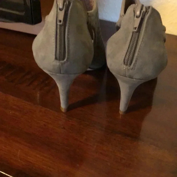 Style and Co cut out booties. 9M Grey faux suede effect - Picture 2 of 5